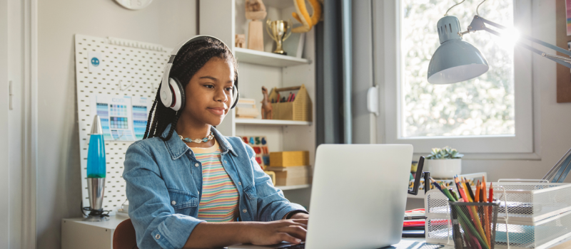 A teen looks into therapy and medication management at Charlie Health.